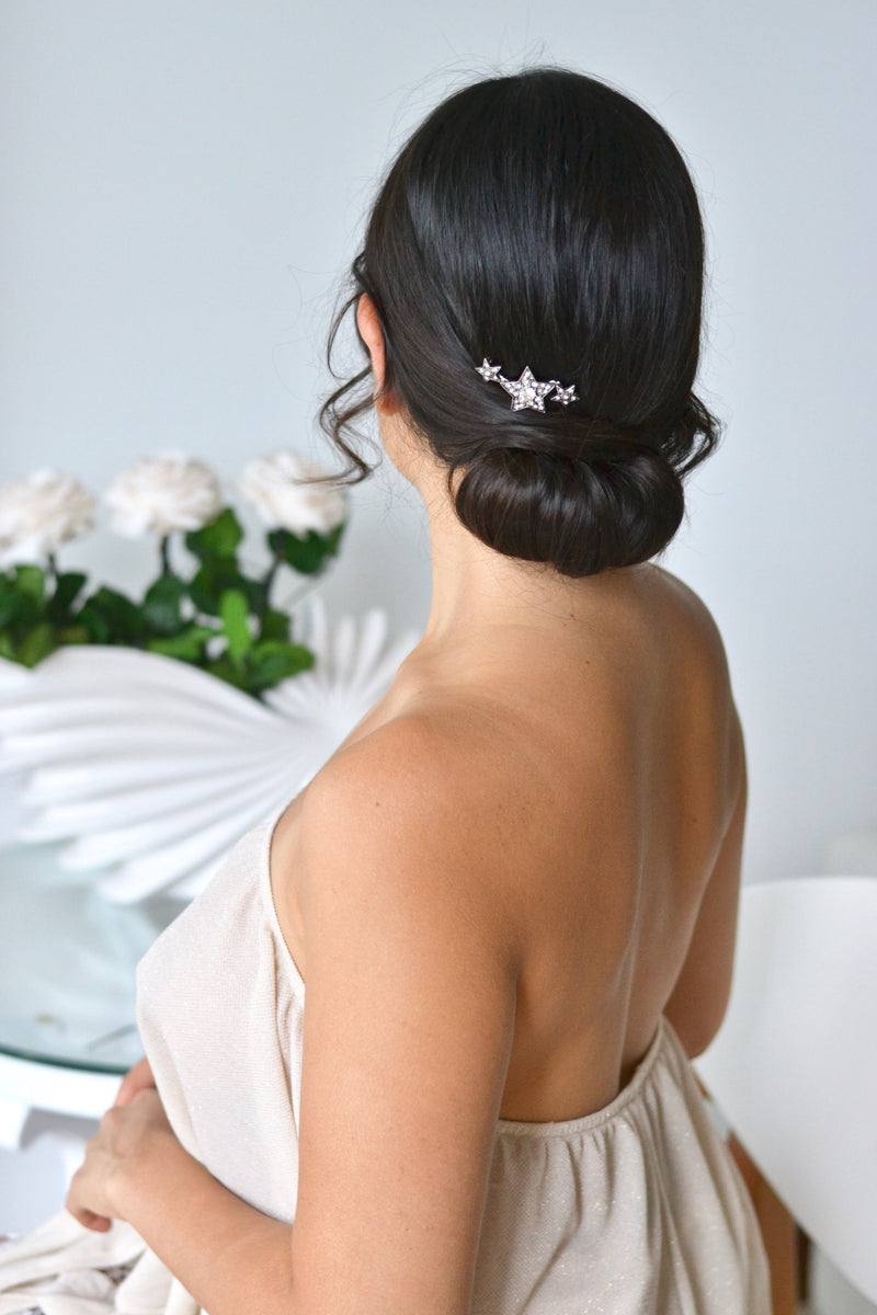 mariée portant un pic à cheveux céleste composé d'une grande étoile et de deux petites