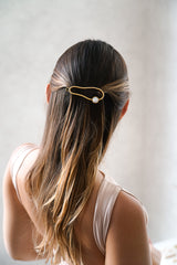 barrette minimaliste au style moderne en or avec un cristal brillant sur une demi-queue pour la demoiselle d'honneur