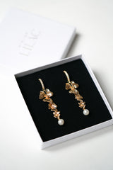 Boucles d'oreilles or pendantes romantiques à trois fleurs et perles 