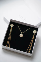 cadeau mariage pour offrir un collier de dos en or avec des connecteurs en cristaux