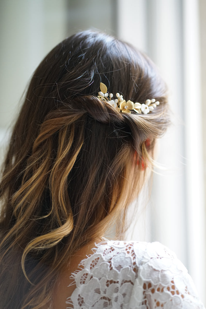 pic de cheveux mariage dans la coiffure d'une mariée avec des fleurs dans l'esprit bohème