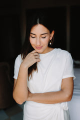 boucles d'oreilles minimaliste en forme de cercle imparfaite avec une perle naturelle portée par une mariée