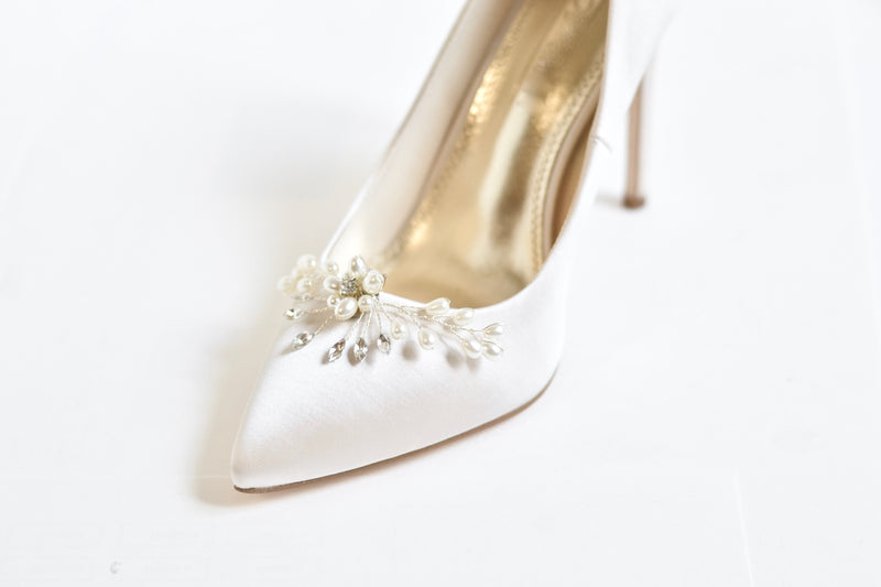 clip de chaussure pour mariage en perles et en strass sur un escarpin blanc