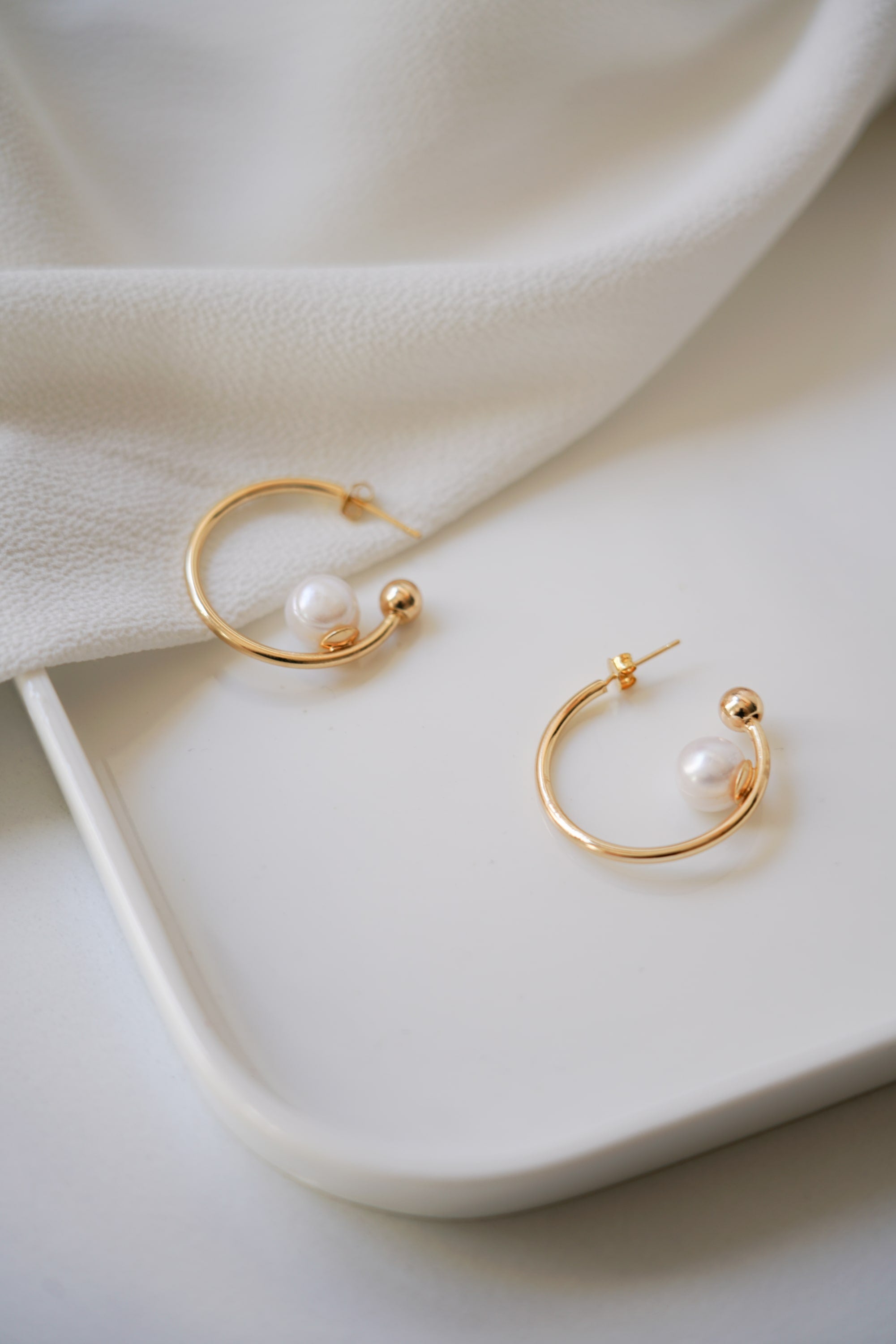 Boucles d'oreilles de mariage créoles dorées avec perle