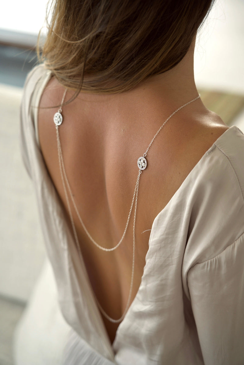 collier de dos à 2 rangs en argent avec des connecteurs en cristaux pour une invitée de mariage