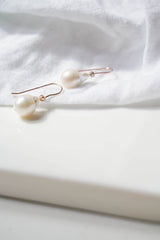 boucles d'oreilles de mariage avec une attache en or rose et une perle naturelle