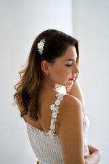 Coiffure de mariage cheveux detaches avec un peigne en fleur blanche