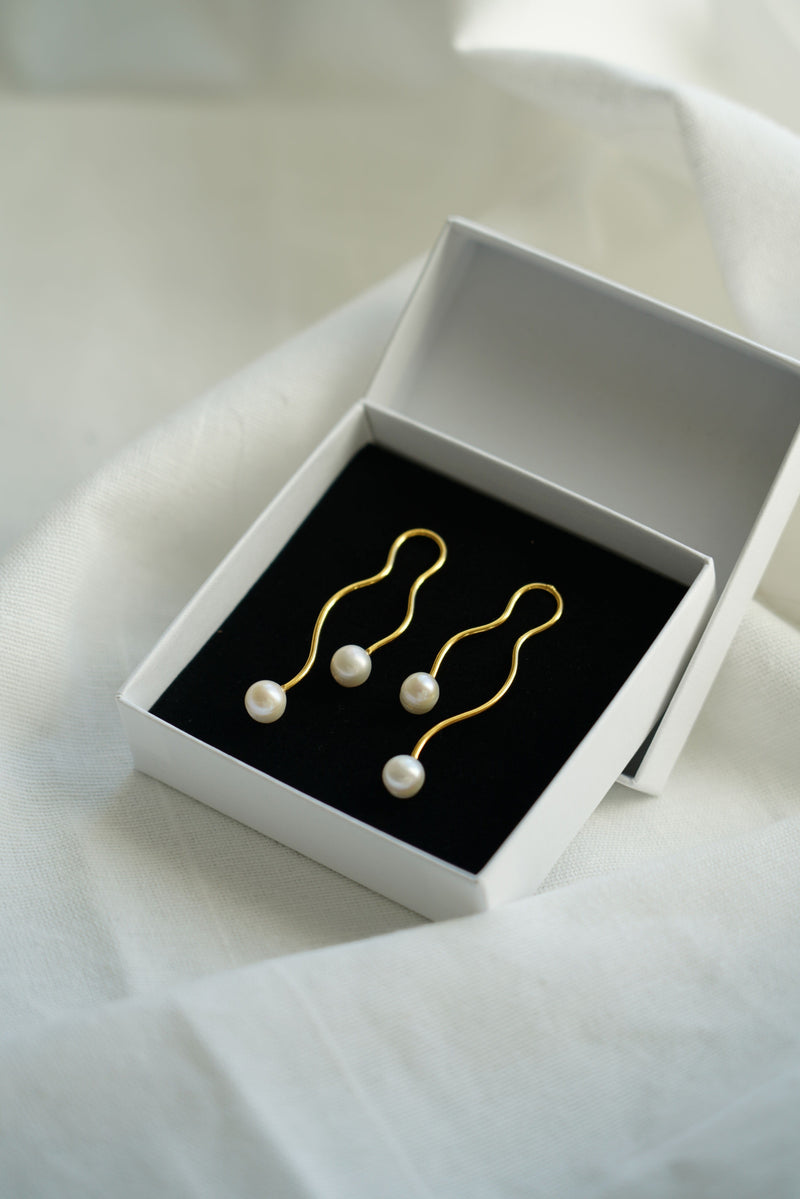 Boucles d'oreilles dorées modernes avec perles naturelles blanches