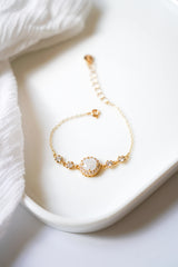 bracelet de mariage en or avec un connecteur en cristal et 4 petits cristaux blanc transparent