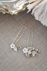 pic de cheveux vintage pour mariage fait à la main avec une petite fleur blanche et des feuilles en argent