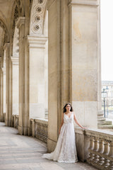 Inspiration mariée bohème à Paris avec couronne de fleurs en or et cristaux