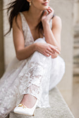 mariée portant des escarpins blanc avec clip à chaussures de mariage 