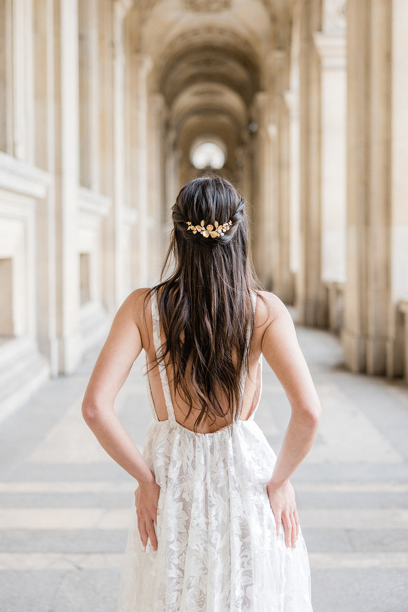 Mariée portant un peigne à cheveux doré à fleurs et perles bohème