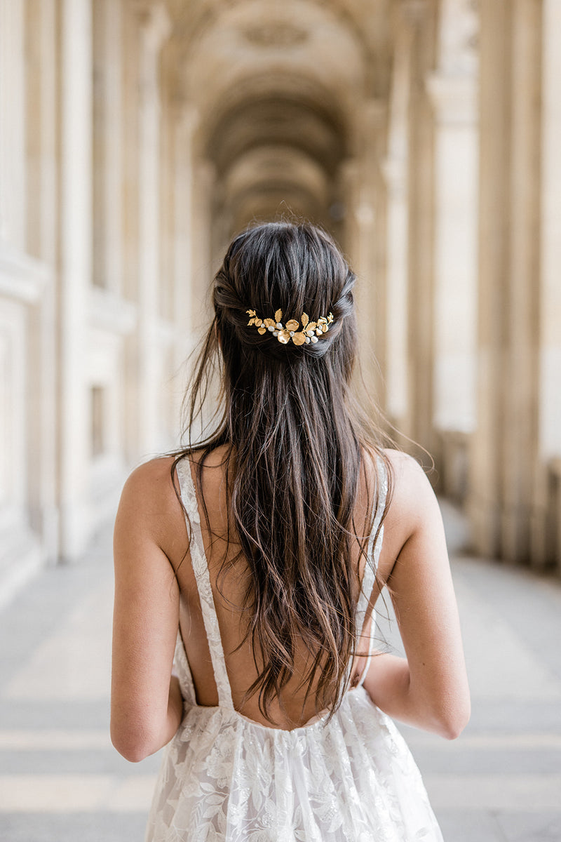 mariée portant le peigne mariage Atelier Lilac en demi-queue de cheval sur cheveux long brun à Paris