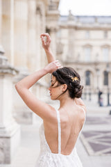 Mariée portant un collier de dos de mariage doré et vigne à cheveux florale romantique à Paris