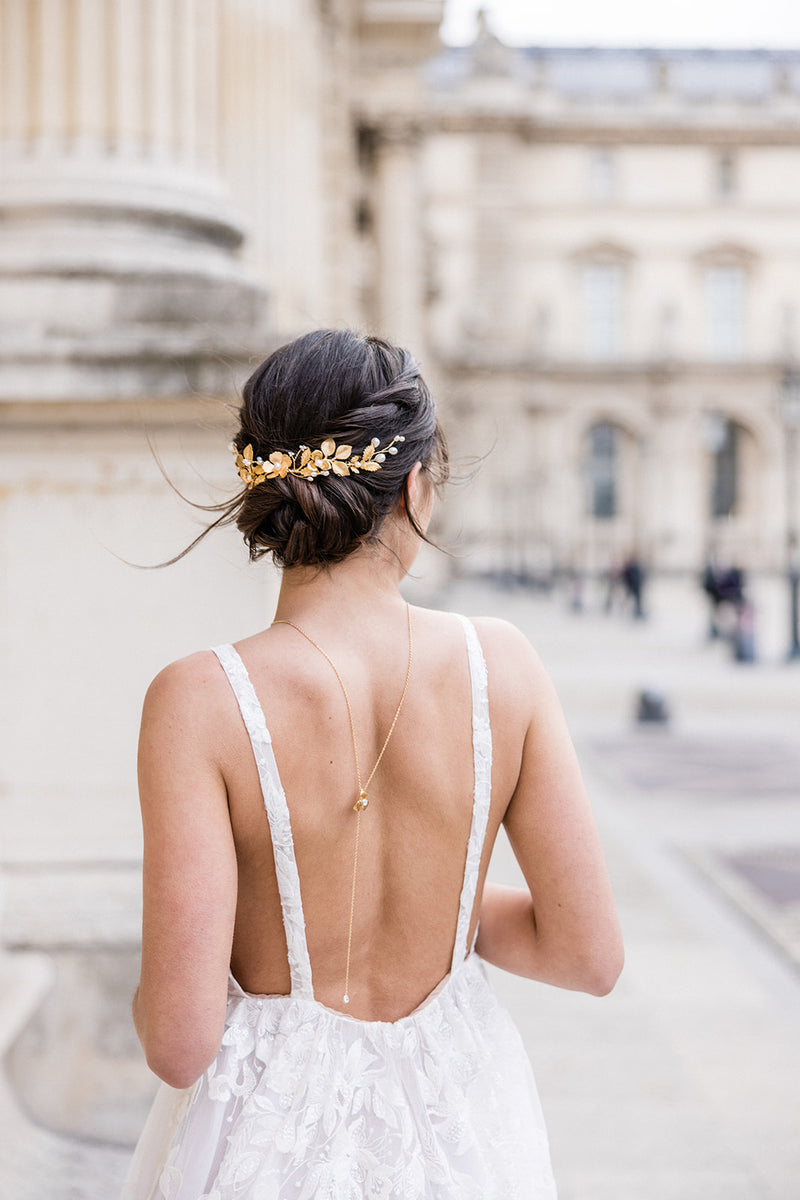 peigne de cheveux mariage en forme de vigne de cheveux avec des fleurs en or veilli et des feuillages 
