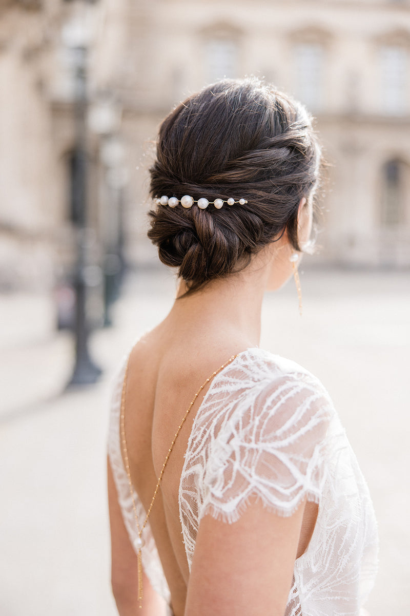 Mariée portant un pic à cheveux minimaliste de mariage en perles naturelles