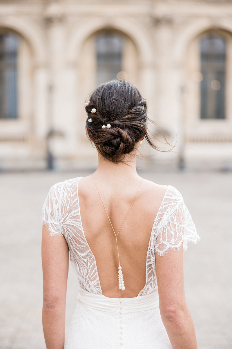 Mariée romantique à Paris avec collier de dos en pompom de perles et pics à cheveux perlé
