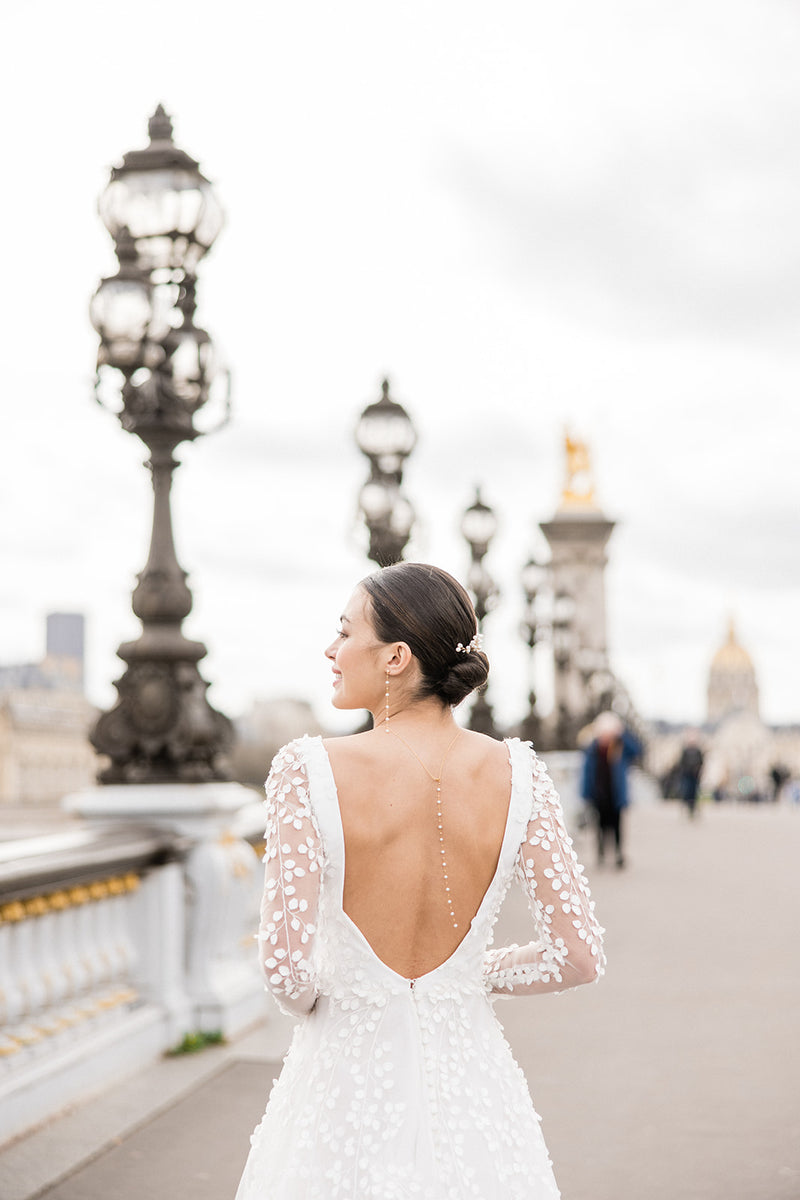parure de bijoux en perles naturelles portés par une mariée à Paris