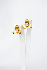 Boucles d'oreilles fleurs dorées avec zircon au milieu