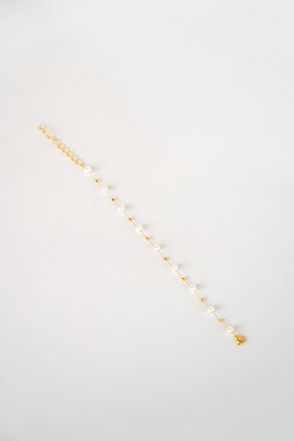 bracelet de mariage en perles naturelles et bille et or sur fond blanc