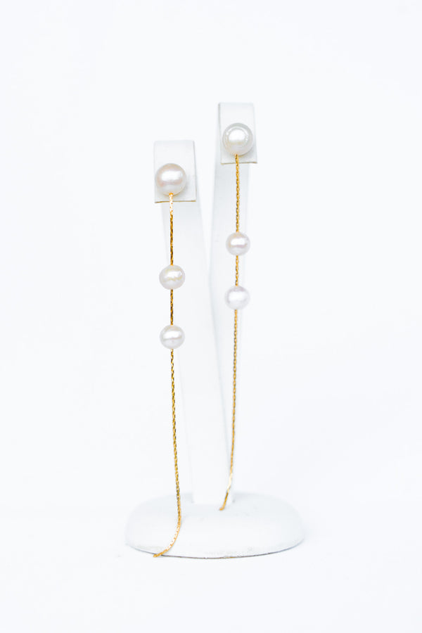 Boucles d'oreilles pendantes à chaîne dorée et trois perles