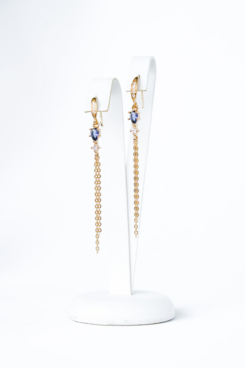 Boucles d'oreilles pendantes élégantes en or avec une pierre bleue et des cristaux