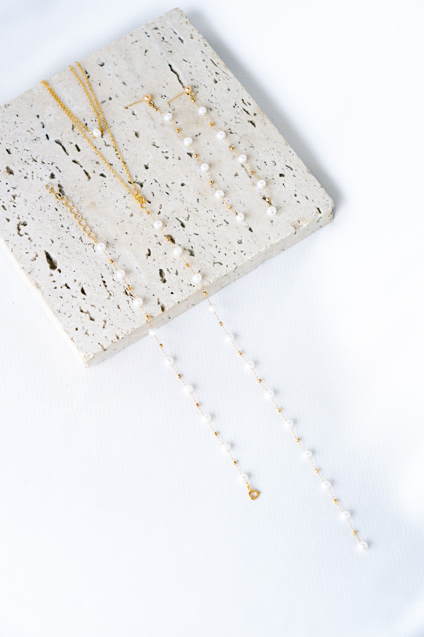 parure de bijoux en perles naturelles et or style minimaliste