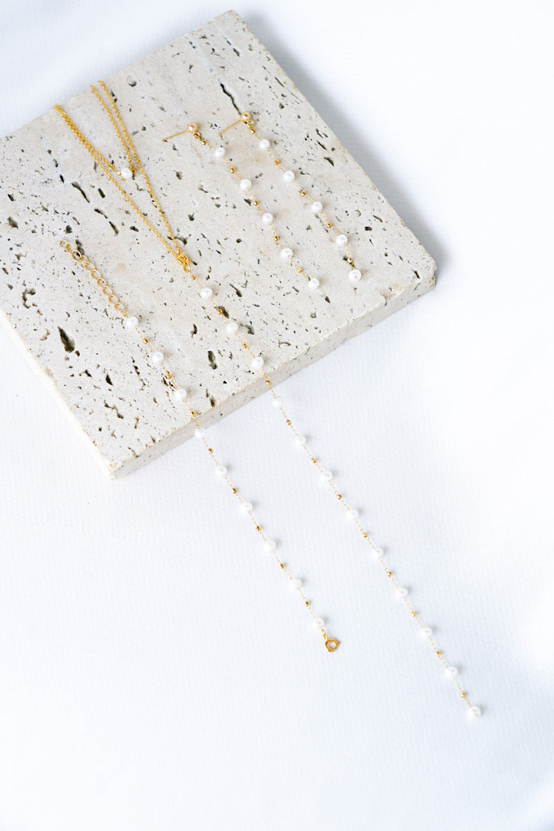 parure de bijoux de mariage en perles naturelles sur une plaque de marbre