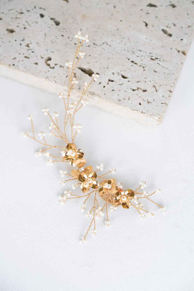 vigne de cheveux mariage avec des perles rocailles et des feuilles d'or formant des fleurs
