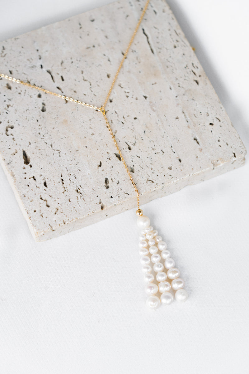 collier de dos pompom de perles naturelles blanches