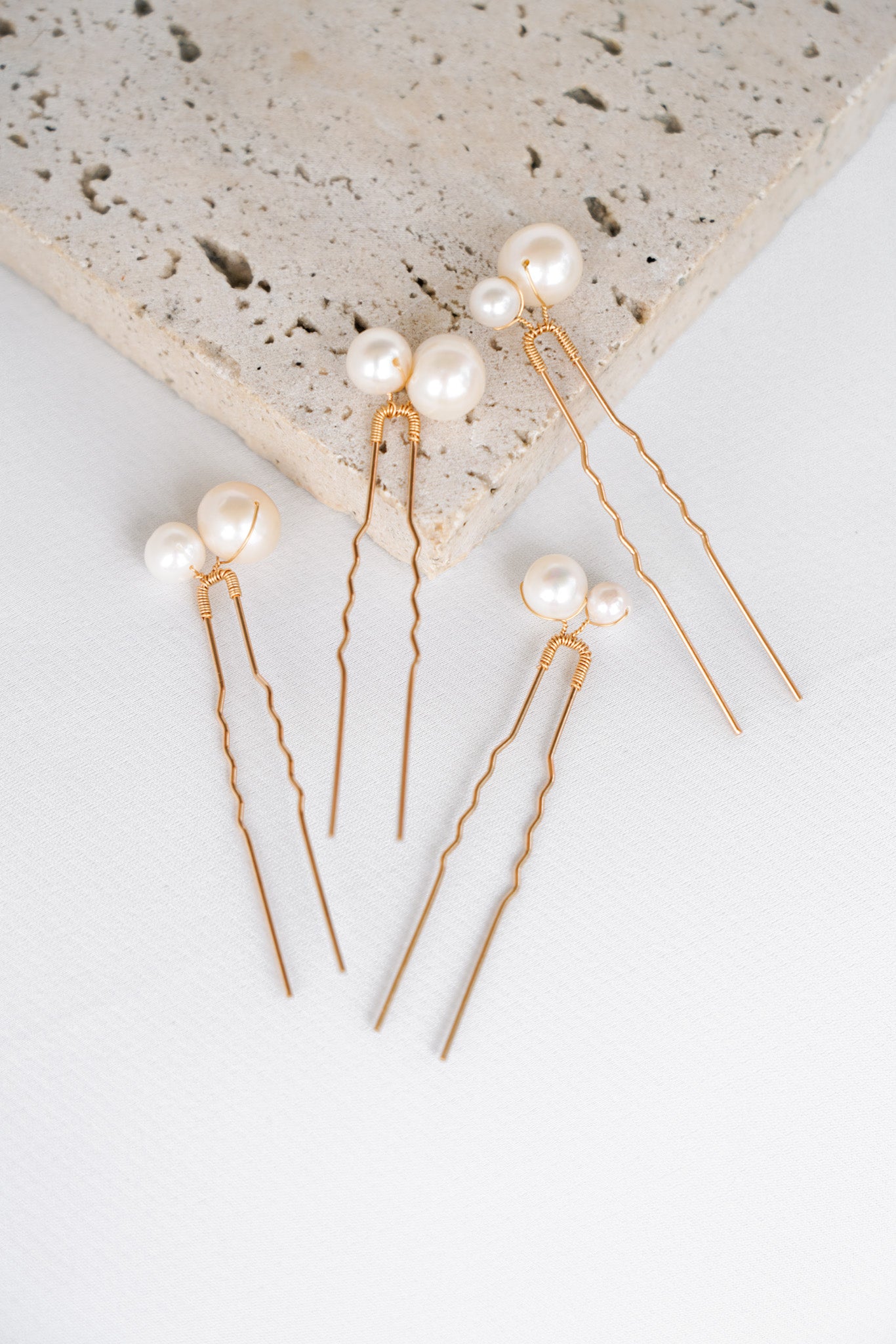 Quatre pics à cheveux dorés avec deux perles naturelles blanches de deux tailles différentes