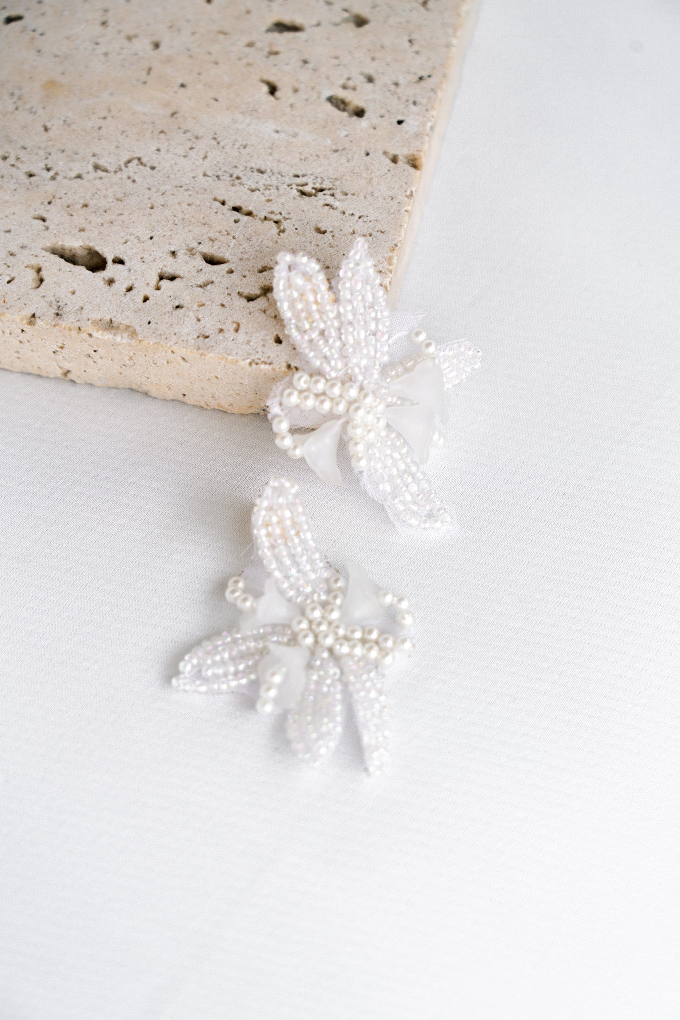 Boucles d'oreilles pendantes de mariage blanches à grande fleur perlée