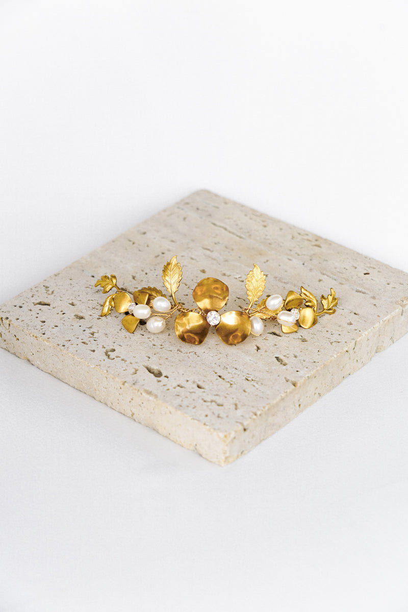 Peigne bohème doré à fleurs et perles 