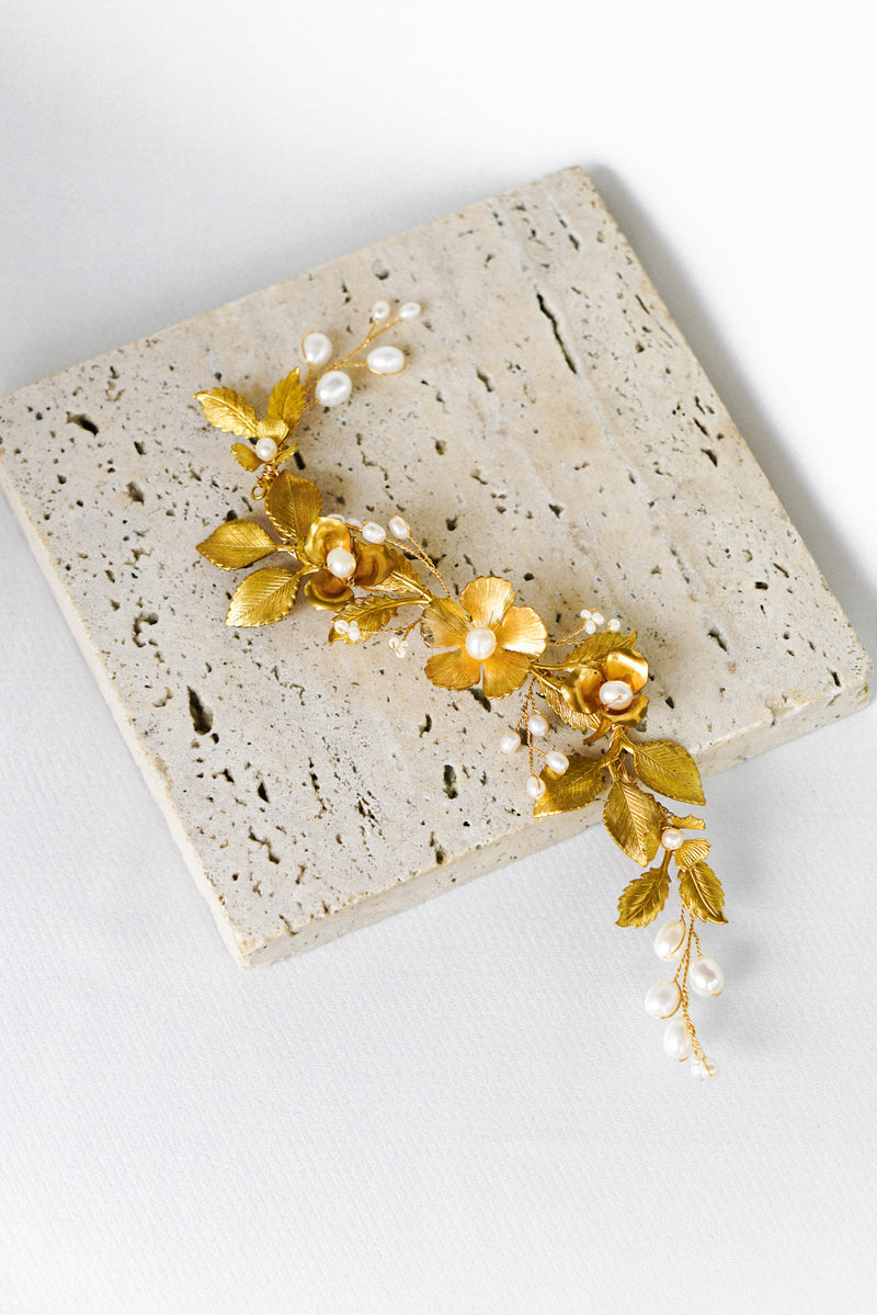 vigne de cheveux pour mariage avec une fleur or or veilli et des feuillages accompagnés de perles naturelles