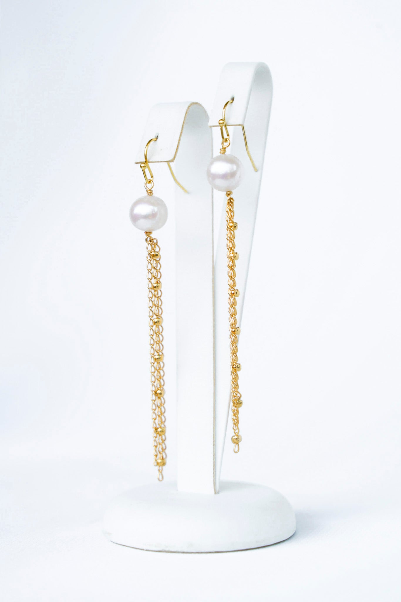 Boucles d'oreilles à perles naturelles et chaines dorées