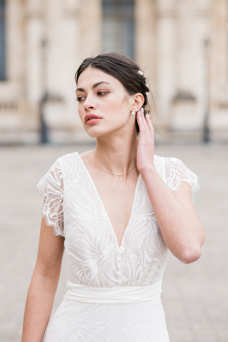 Mariée au style romantique à Paris avec petites boucles d'oreilles à perles