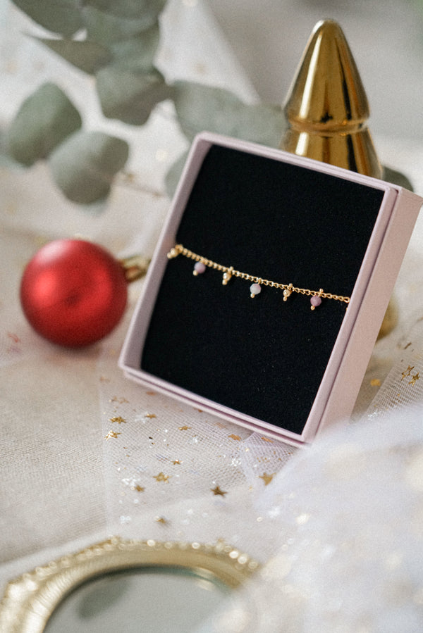Bracelet intemporel et moderne à pierres naturelles colorées dans un décor Noël