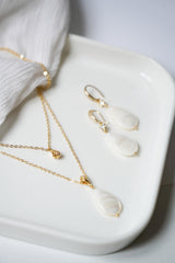 Collier de dos romantique et boucles d'oreilles assorties avec goutte en perle
