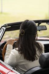 demoiselle d'honneur dans une voiture coiffée avec une barrette 