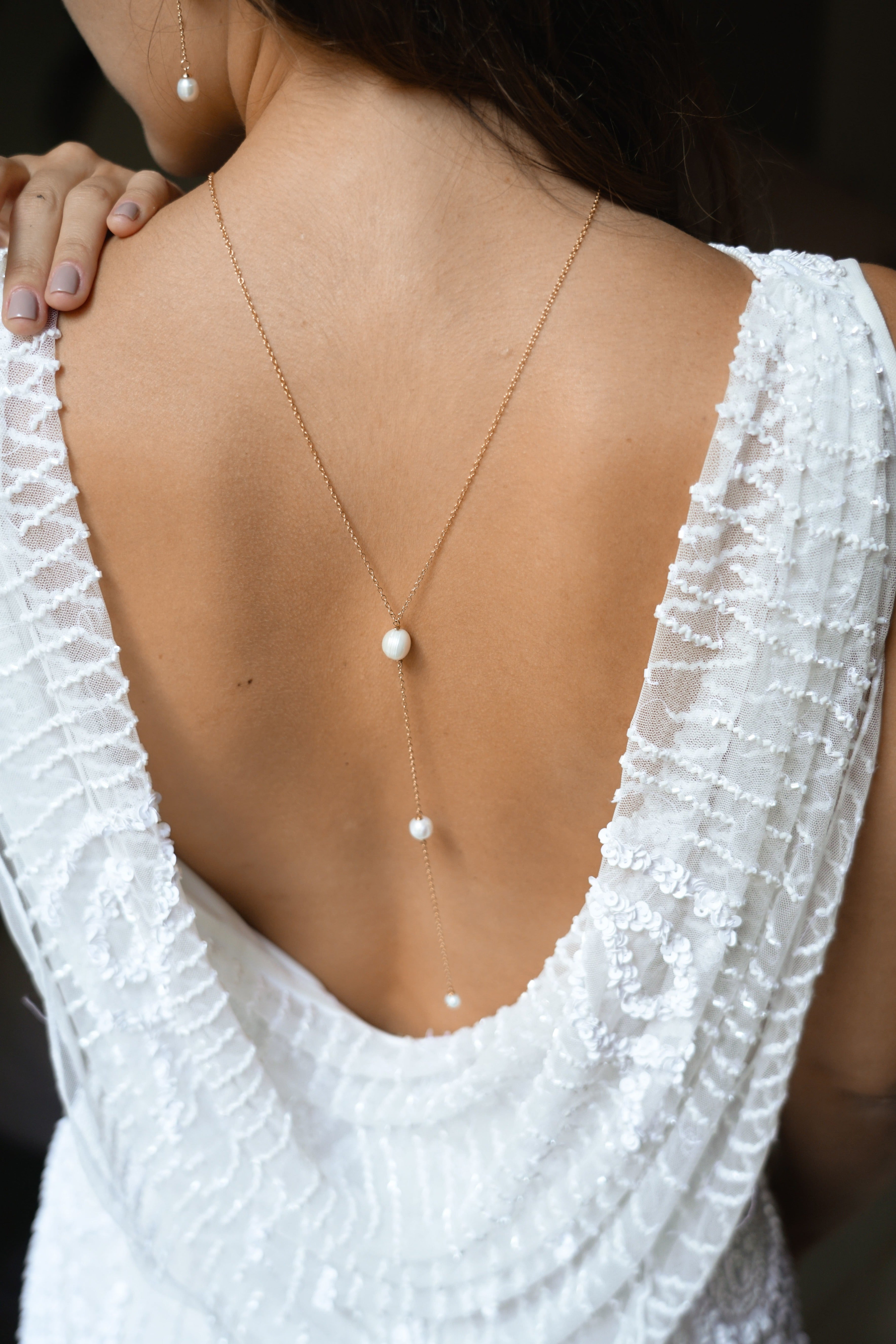 collier de dos pour mariage avec une chaine en or et 3 perles sur un dos