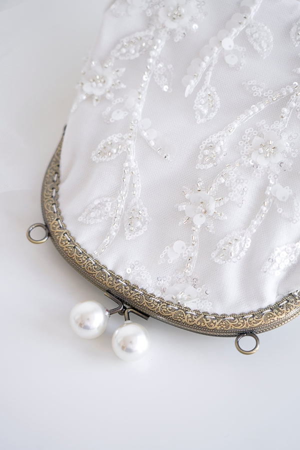 Pochette de mariage bohème à fleurs en cristaux, fermoir en perles blanches à l'effet vieilli vintage