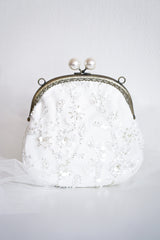 Pochette de mariée avec des fleurs en cristaux et fermoir en perles blanches