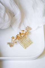 peigne de cheveux mariage en or avec des perles et des fleurs