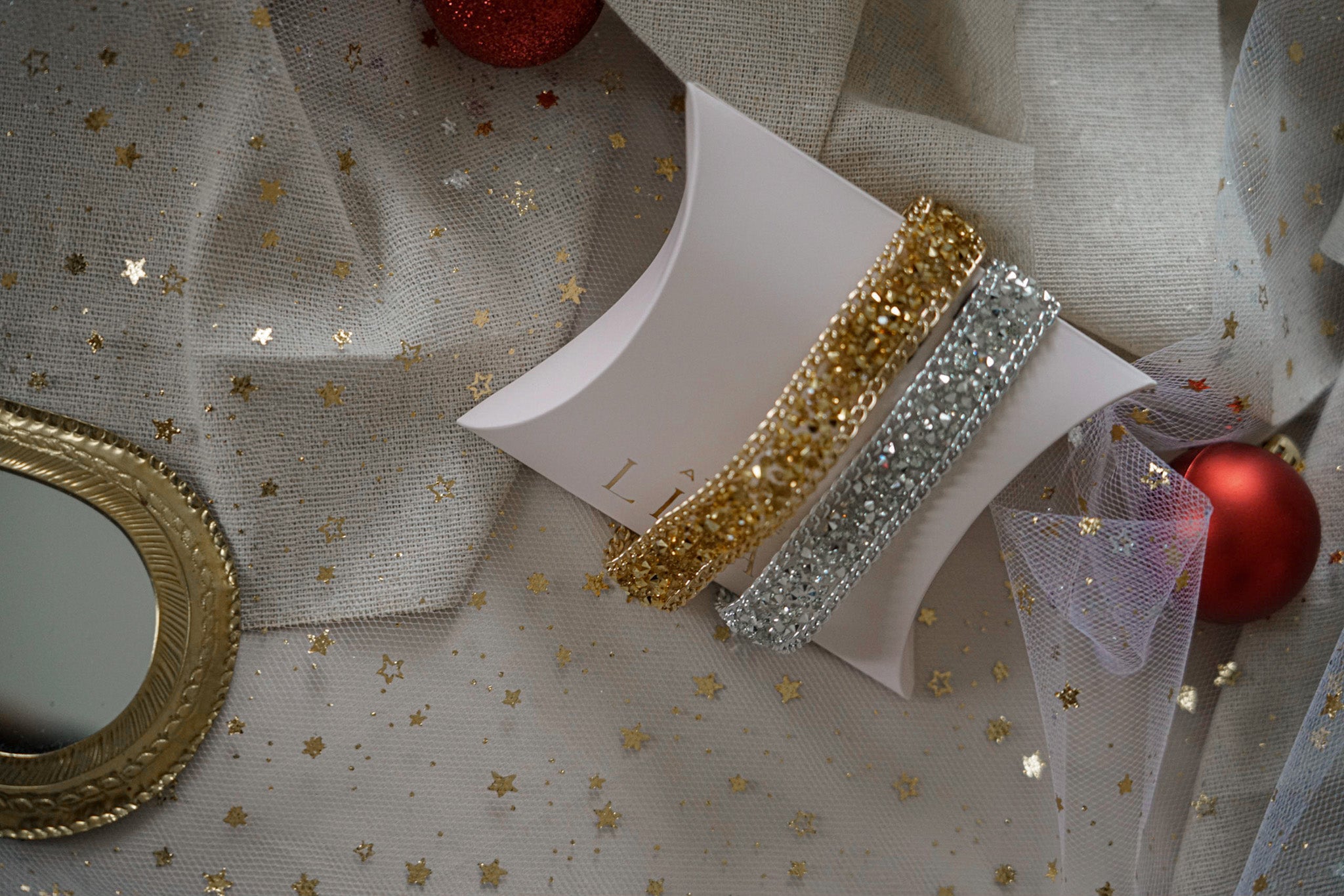 headband en or avec des cristaux et des chaines sur un emballage cadeau dans l'esprit des fêtes hivernal