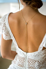 collier de dos bohème pour mariage avec un cristaux et deux chaines en or pendent sur le dos de la mariée