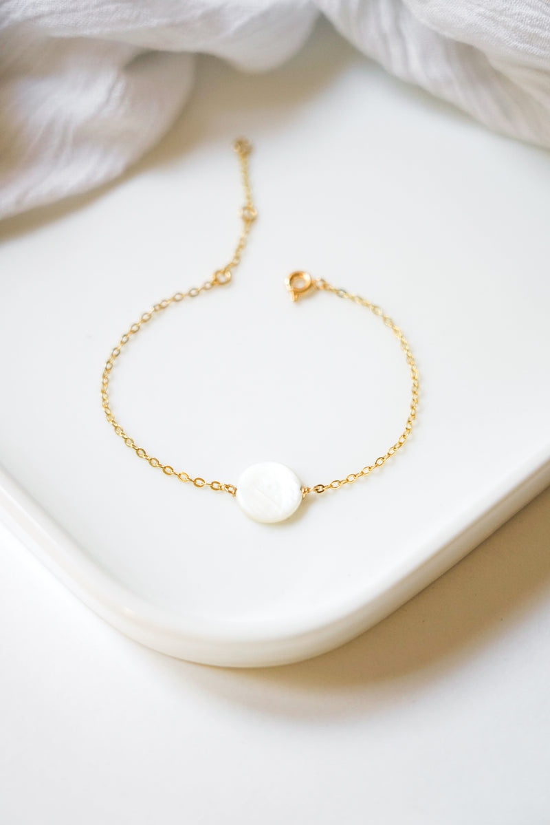 Bracelet or avec un disque en perle mère minimaliste