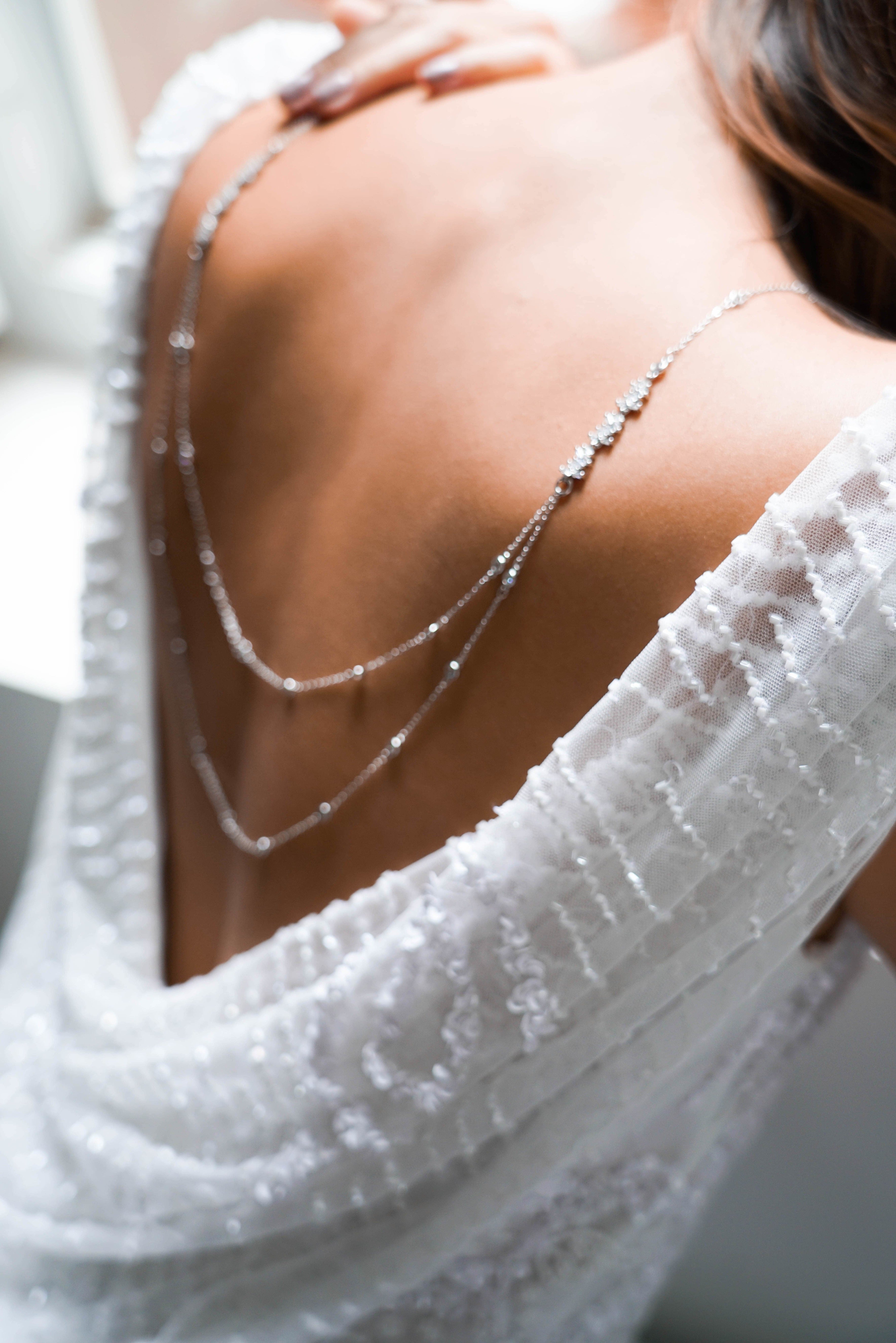 mariée portant un collier de dos en argent avec 2 étages de chaines dans le style céleste 