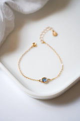 bracelet de mariage avec pierre bleu et une chaine en or 