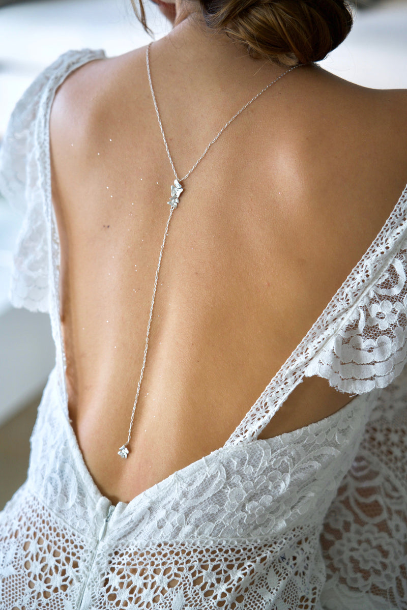 Collier de dos Passionnée - bijou de mariage en argent floral sur le dos d'une mariée en robe dos nu